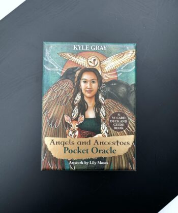 cover til orakelkort med indianer pige omringet af ravne