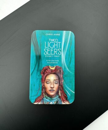 cover til orakelkort med rødhåret kvinde og turkis baggrund