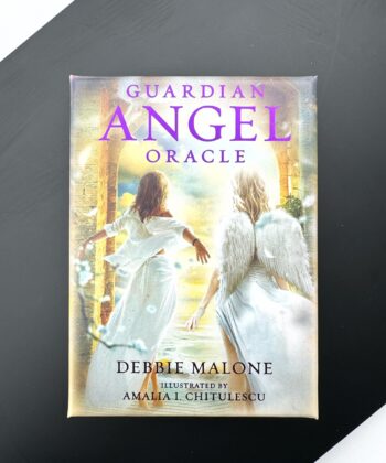 cover til orakelkort med kvinde og skytsengel med ryggen til