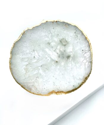 hvid krystalplade med guldkant på hvid baggrund