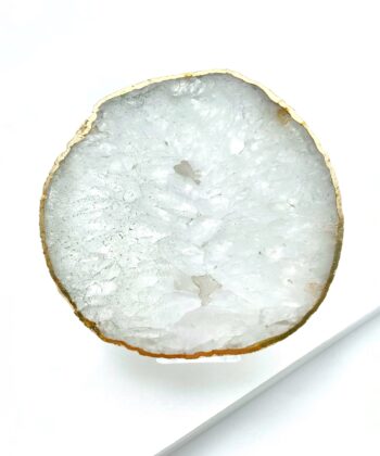 hvid krystalplade med guldkant på hvid baggrund