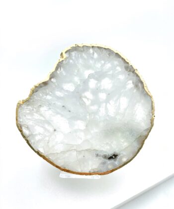 hvid krystalplade med guldkant på hvid baggrund