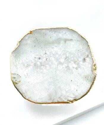 hvid krystalplade med guldkant på hvid baggrund