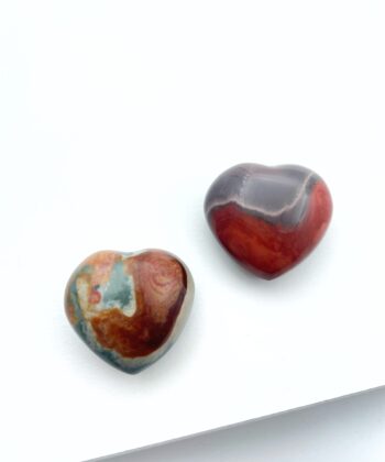 grå og rød brun krystalhjerter på hvid baggrund