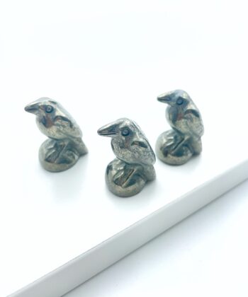 guld grå ravne på hvid baggrund