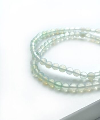 hvidt kugle armbånd på hvid baggrund