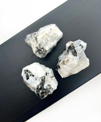 hvide m. sort rå stykke krystal på hvid baggrund