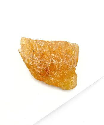 orange rå stykke krystal på hvid baggrund