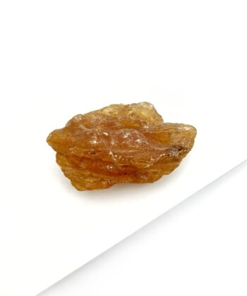 orange rå stykke krystal på hvid baggrund