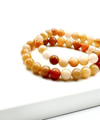 Orangegule krystalkugle armbånd på hvid baggrund