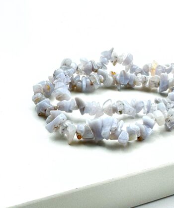 lyseblå chips armbånd på hvid baggrund