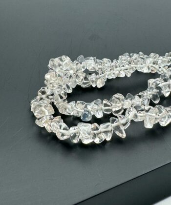 Gennemsigtig hvid krystal chip armbånd på sort baggrund