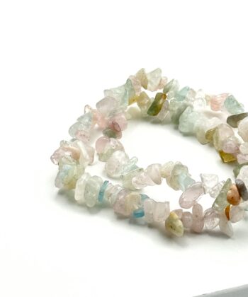 multifarvede chips armbånd på hvid baggrund