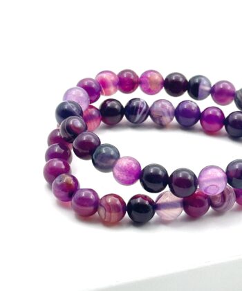 Lilla krystalkugle armbånd på hvid baggrund