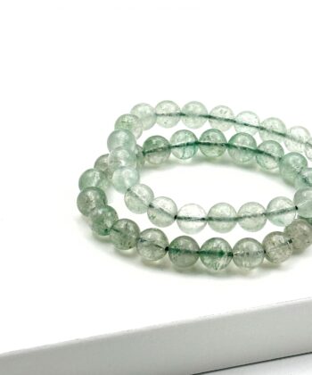 Let gennemsigtige grønne armbånd på hvid baggrund