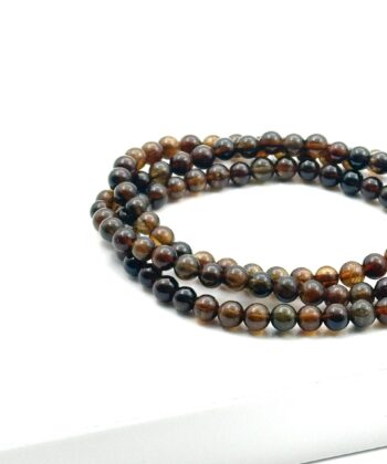 Brune krystalkugle armbånd på hvid baggrund