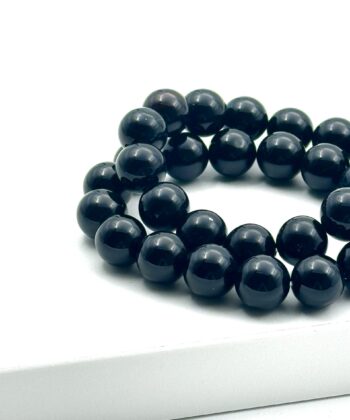 Sort krystalkugle armbånd på hvid baggrund