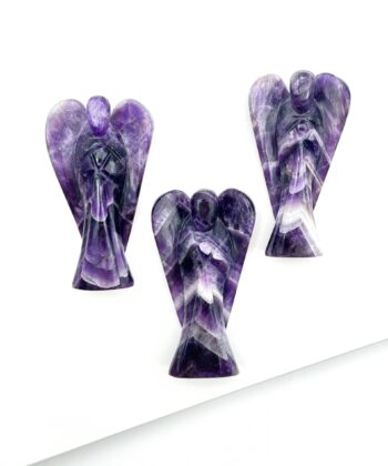 Lilla ametyst krystalengle på hvid baggrund