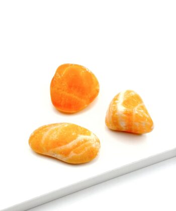 Gulorange krystaller på hvid baggrund