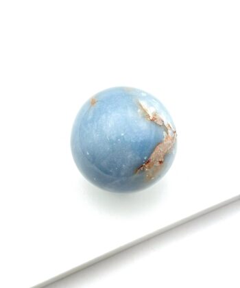 Lyseblå med beige krystalkugle på hvid baggrund