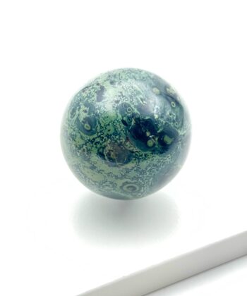 Dybgrøn mørk krystalkugle på hvid baggrund