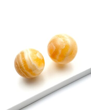 Gule krystalkugler på hvid baggrund