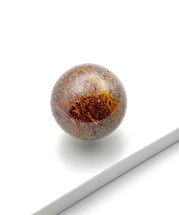 Brun og orange krystalkugle på hvid baggrund