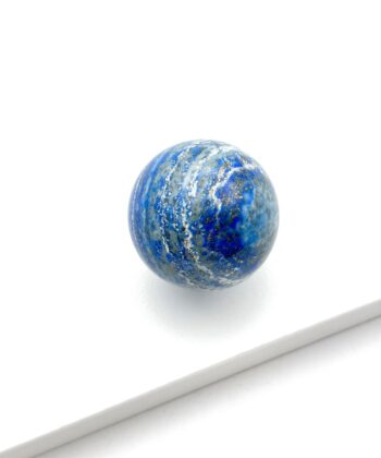 Blå og hvid krystalkugle på hvid baggrund