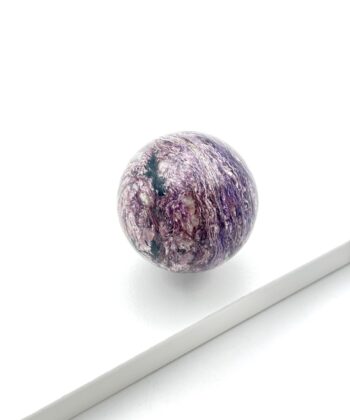 Lilla og hvide krystalkugler på hvid baggrund