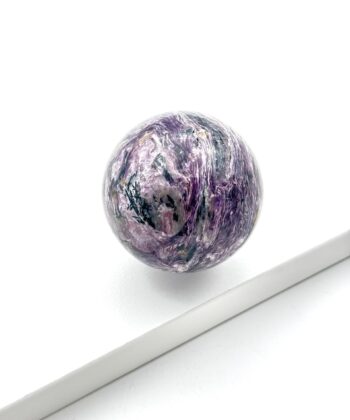 Lilla og hvide krystalkugler på hvid baggrund