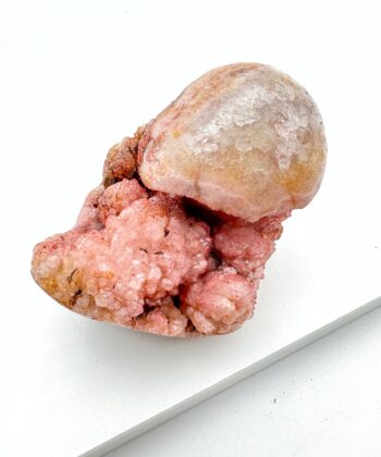 Pink Ametyst med rund top og druzy på hvid baggrund