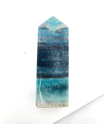 Blå og mørkeblå Trollite Obelisk på hvid baggrund