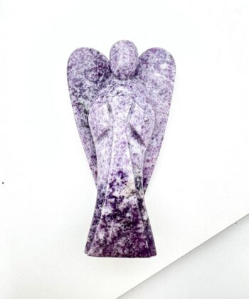 Violet Lepidolit Engel på hvis baggrund