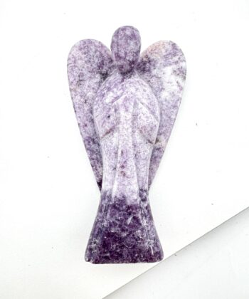 Violet Lepidolit engel på hvid baggrund