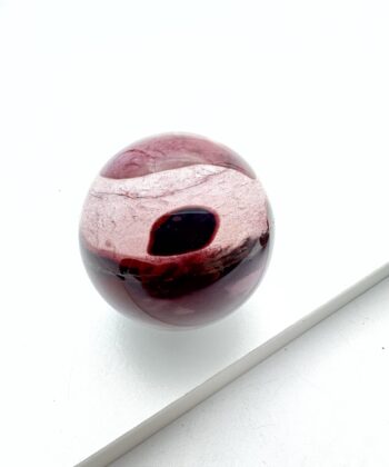 Bordeaux og violet Mookait kugle på hvid baggrund