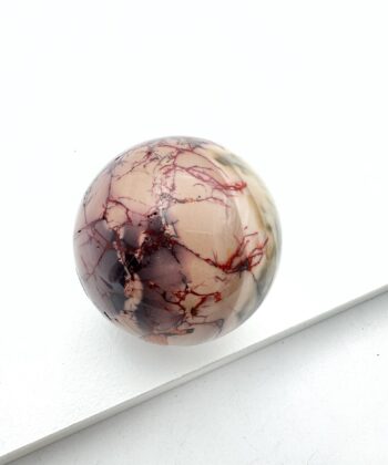 Beige med bordeaux Mookait kugle på hvis baggrund