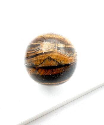 Bronza og brun Tigerøje kugle på hvid baggrund