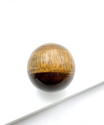 Bronza og brun Tigerøje kugle på hvid baggrund
