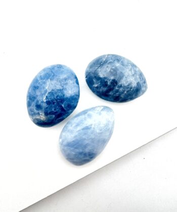 Blå afrundede krystaller på hvid baggrund