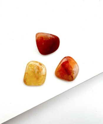 Orange og gule afrundede krystaller på hvid baggrund