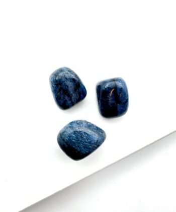 mørkeblå og sorte afrundede krystaller på hvid baggrund
