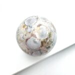 Grå krystalkugle på hvid baggrund