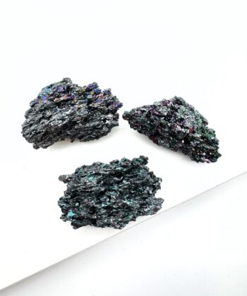 Rå changerende regnbue krystaller på hvid baggrund