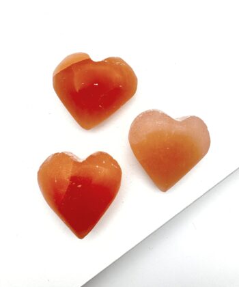 orange matte krystalhjerter på hvid baggrund