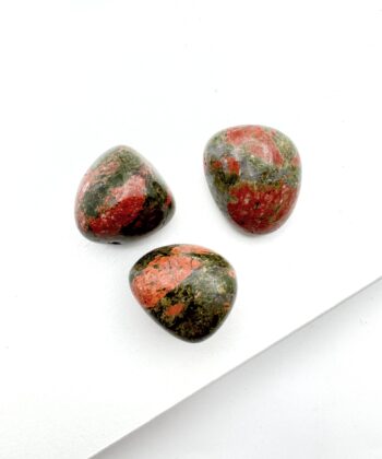 græsgrønne og jordrøde krystaller på hvid baggrund