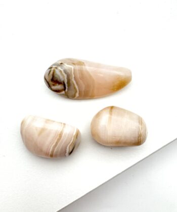 creme farvede krystaller på hvid baggrund