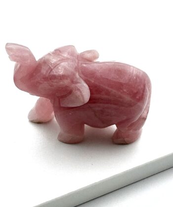 Lyserød Krystalelefant på hvid baggrund