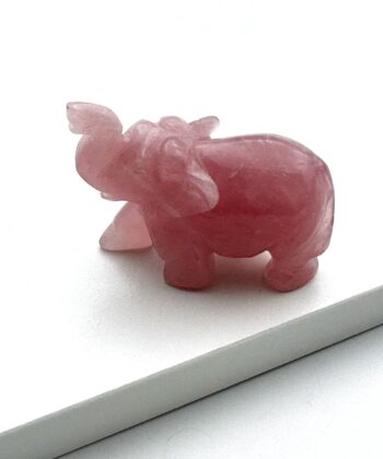 Lyserød Krystalelefant på hvid baggrund