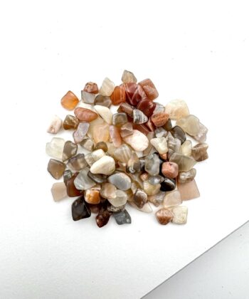 beige og cremefarvede mindre krystaller på hvid baggrund