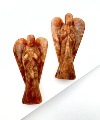 Orange krystalengle på hvid baggrund